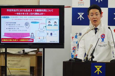 　「市役所全庁における生成ＡＩの業務利用」について説明する横山英幸市長（４月１日・大阪市中央区）