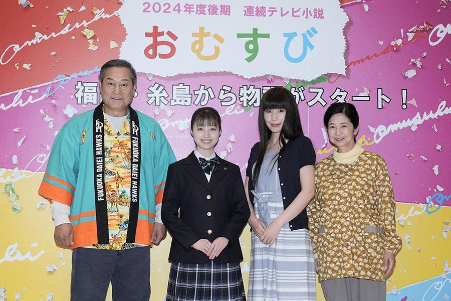 　連続テレビ小説『おむすび』の福岡・糸島ロケ取材会に出席した（左から）松平健、橋本環奈、仲里依紗、宮崎美子　（Ｃ）ＮＨＫ