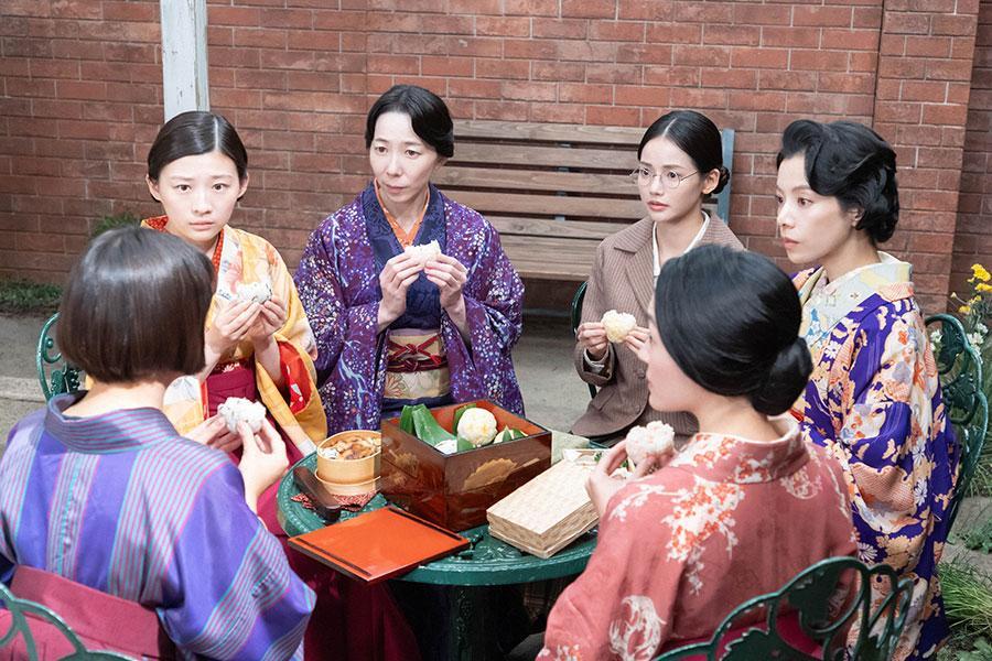 昼食を囲みながら相談する寅子たち。写真左から、寅子（伊藤沙莉）、梅子（平岩紙）、香淑（ハ・ヨンス）、涼子（桜井ユキ）(C)NHK