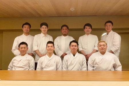 　『大阪一丸 人情溢れる なにわ料理男子 屋台イベント』に参加する料理人たち（１名欠席）