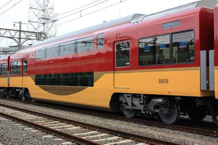 　８０００系車両ダブルデッカーの外観（写真提供：京阪電気鉄道）