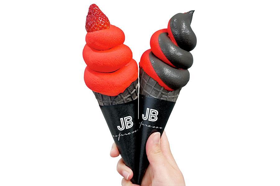 　ビビッドな赤×黒が印象的な札幌「ＭＯＲＩＨＩＣＯ.」のＪＢソフトクリーム（１個・６６０円～）