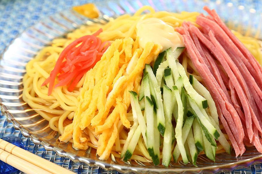 ローソン100、中部・近畿限定で「マヨネーズ付き」冷し中華を発売