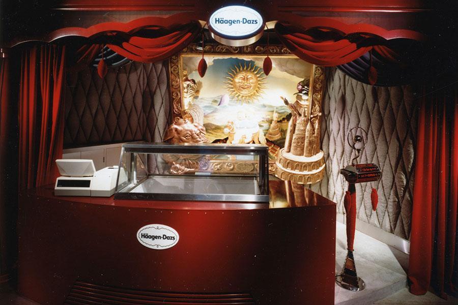 　１９９４年にオープン（１９９９年閉店）した「シルク・ド・ハーゲンダッツ戎橋」の店内（写真提供：ハーゲンダッツ ジャパン）