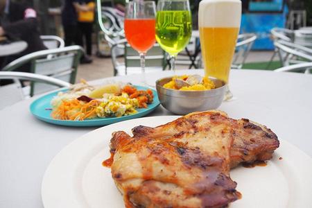 　メインのチキンレッグ（１人１本）ほか、約３０種のフード・１２０種のドリンクが食べ＆飲み放題