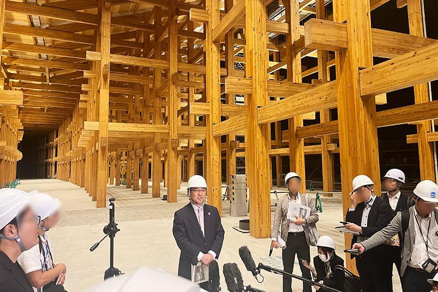 　「大屋根リング」夜間照明点灯撮影会にて、囲み取材に応じる広報部長・西崎一正氏（５月２１日）