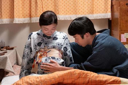 寅子（伊藤沙莉）のお腹に優しく触れる夫の優三（仲野太賀）（Ｃ）ＮＨＫ