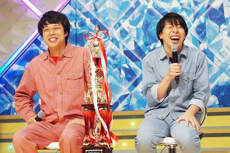 　『第５４回 ＮＨＫ上方漫才コンテスト』で優勝したフースーヤ（５月２４日・大阪市内）