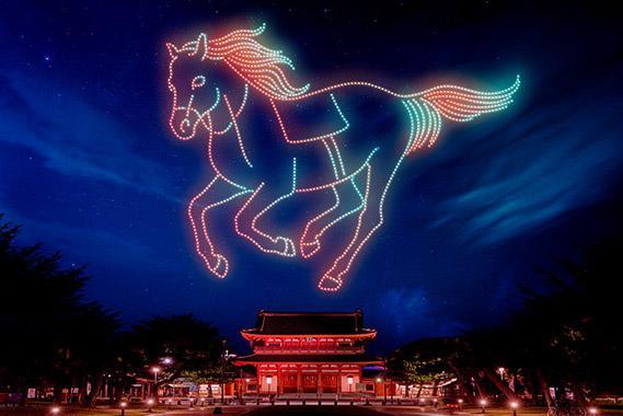 京都の空に巨大な「馬」が出現！？ 重要文化財・平安神宮でドローン