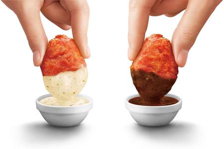　チキンマックナゲット新作ソース。左から「サワークリームオニオンソース」「トリプルスパイシーソース」