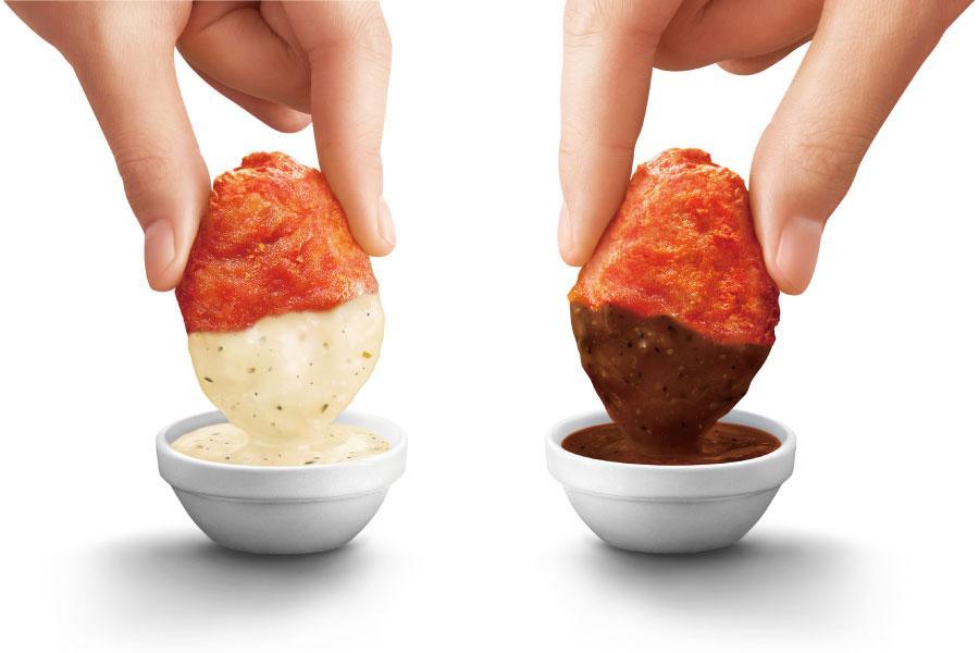 　チキンマックナゲット新作ソース。左から「サワークリームオニオンソース」「トリプルスパイシーソース」
