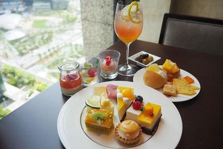 　約３０種のブッフェから好みのスイーツ＆セイヴォリーを楽しめる