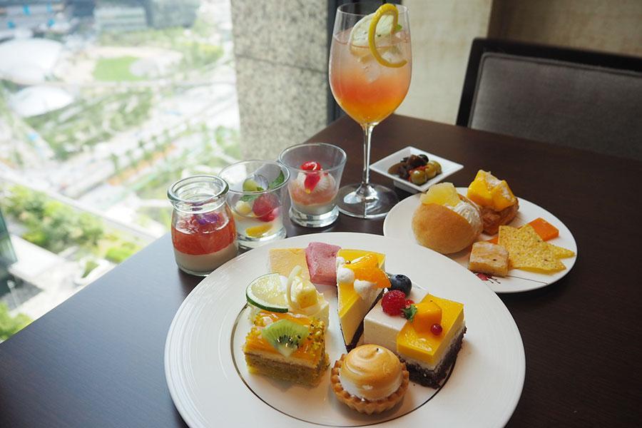 　約３０種のブッフェから好みのスイーツ＆セイヴォリーを楽しめる