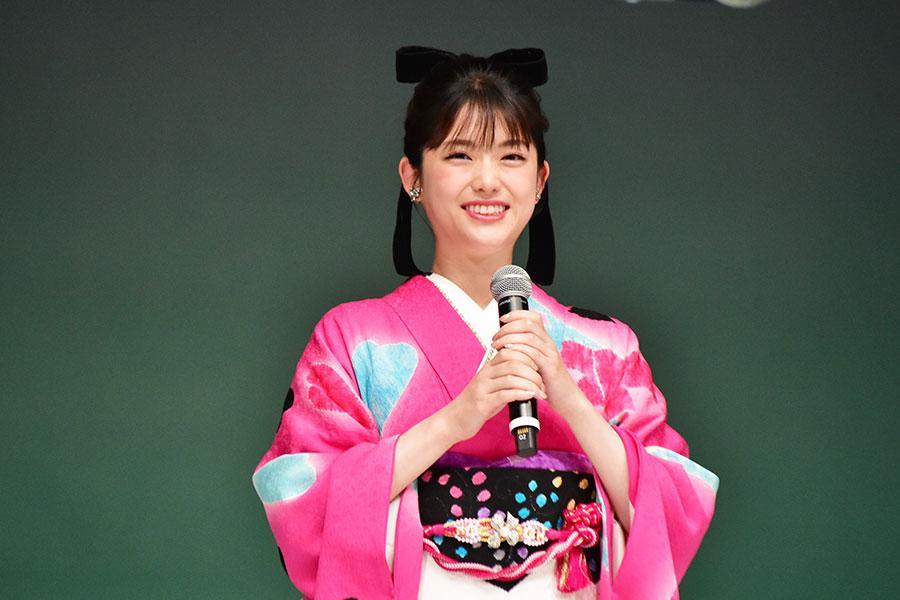 　作家・藤井裕也氏が手がけた着物姿を披露した松村沙友理(１５日・京都市内)