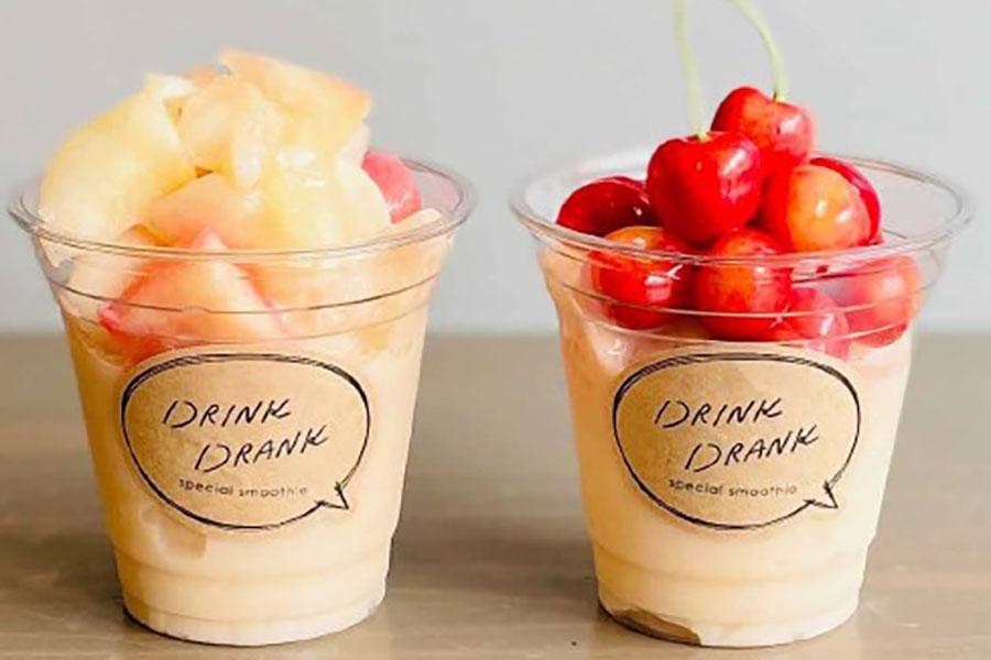 　「スムージー専門店　ＤＲＩＮＫ　ＤＲＡＮＫ」（左から）完熟とろ～り白桃スムージー　(１杯)８００円、国産さくらんぼ贅沢スムージー　(１杯)１１００円［阪神梅田本店限定］ ※なくなり次第終了