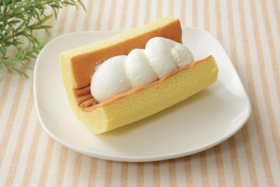 　ローソン「ワンハンドなプレミアムロールケーキ」（２２７円）