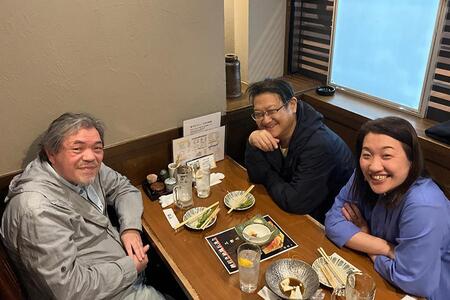 　左より、映画評論家の春岡勇二さん、生前のミルクマン斉藤さん、華崎陽子さん（２０２３年）