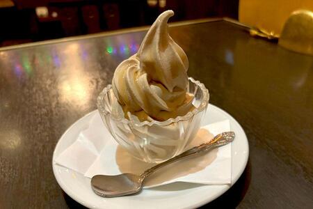 　「英国紅茶専門店ロンドンティールーム 堂島本店」のロイヤルミルクティーのソフトクリーム。甘さ控えめで紅茶の香りが豊か