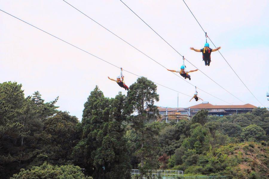 　空を飛んでる！？最初は腕を体の前でクロスその後のポーズは自由（志摩グリーンアドベンチャー）