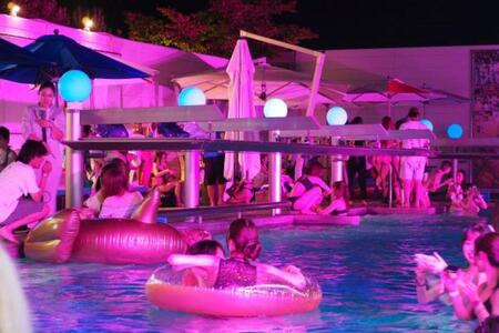 　ピンクがかった照明がパーティーの非日常ムードを盛り上げる（神戸みなと温泉蓮にて）