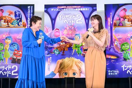 　ディズニー＆ピクサーの最新作『インサイド・ヘッド２』で日本語版声優を務めた、左から大竹しのぶ、多部未華子（７月２２日・大阪市内）