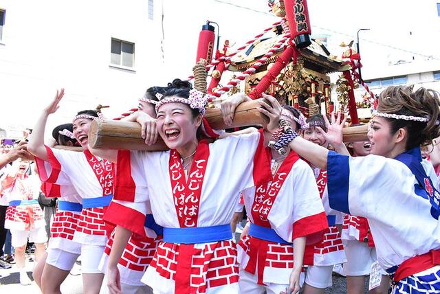 猛暑のなかギャルたちの笑顔弾ける 大阪名物・ギャルみこし、天満に「わっしょい！」響き渡る/関西/芸能/デイリースポーツ online