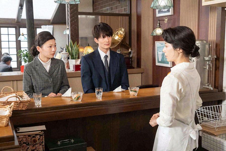 　『虎に翼』第８２回より、涼子（右、桜井ユキ）と話す航一（中央、岡田将生）と寅子（左、伊藤沙莉）©ＮＨＫ