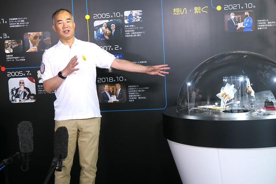 　企画展の紹介をする野口聡一宇宙飛行士（３０日・大阪府池田市）