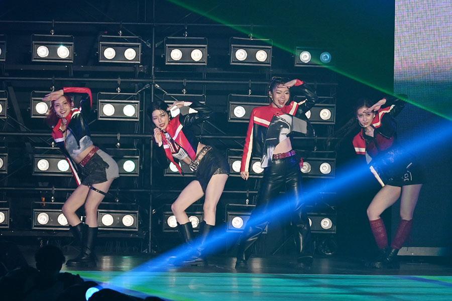 　『ＫＡＮＳＡＩ ＣＯＬＬＥＣＴＩＯＮ ２０２４ ＡＵＴＵＭＮ＆ＷＩＮＴＥＲ』のライブステージに登場したＩＳ:ＳＵＥ（１日・大阪市内）