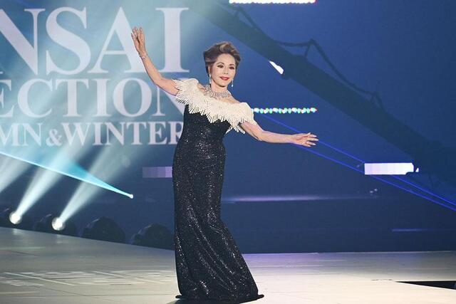 テラヴィさん専用 84歳・デヴィ夫人が京セラでランウェイ、関コレにまだまだ意欲的