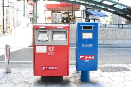 大阪に多く残る速達用ポスト。写真は心斎橋駅や心斎橋筋商店街の入口ちかくにあるもの