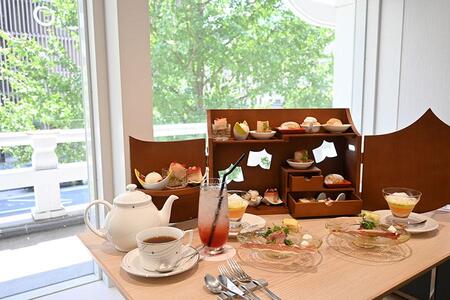 　桃のスイーツ＆セイボリー１１種が楽しめる「もものアフタヌーンティーセット」