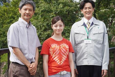 　『おむすび』の神戸ロケ取材会に登場した緒形直人、橋本環奈、新納慎也（８月２１日・神戸市内）