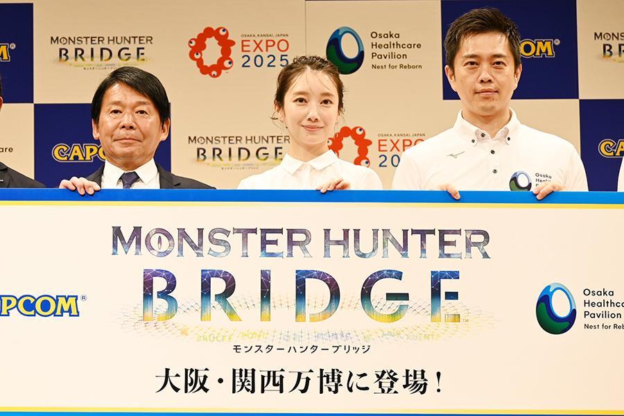 　左から「カプコン」代表取締役社長ＣＯＯの辻本春弘氏、俳優・波瑠、大阪府知事・吉村洋文氏（８月２９日・大阪市内）