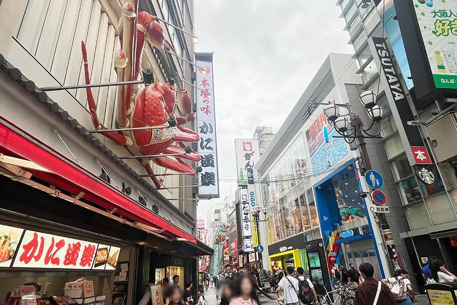 　かに道楽の前（画像右手、青色が入口）に誕生した「ＧｉＧＯ大阪道頓堀本店」