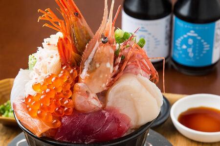 　あべのハルカス近鉄本店の『大北海道展』で販売される「名物！！シハチ彩り１０種北海道海鮮丼」（３２０１円／シハチ鮮魚店）