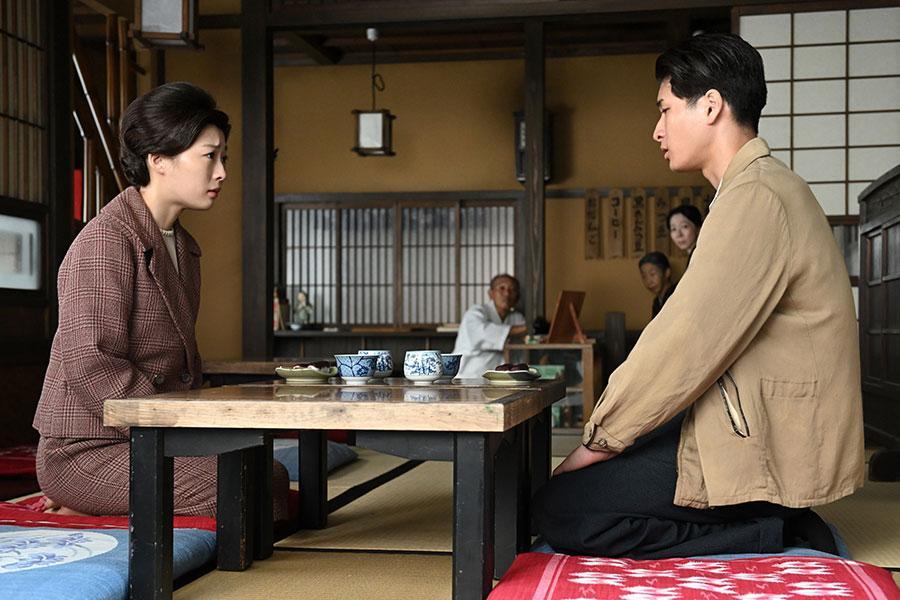 　『虎に翼』第１１５回より、道男（写真右、和田庵）と話す寅子（左、伊藤沙莉）（Ｃ）ＮＨＫ