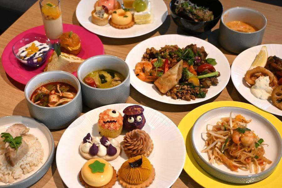 　ハロウィンスイーツとタイ料理を一緒にいただけるブッフェは全部で約７０種