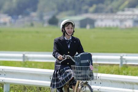 　『おむすび』第１回より、自転車で通学するヒロイン・米田結（橋本環奈）©NHK