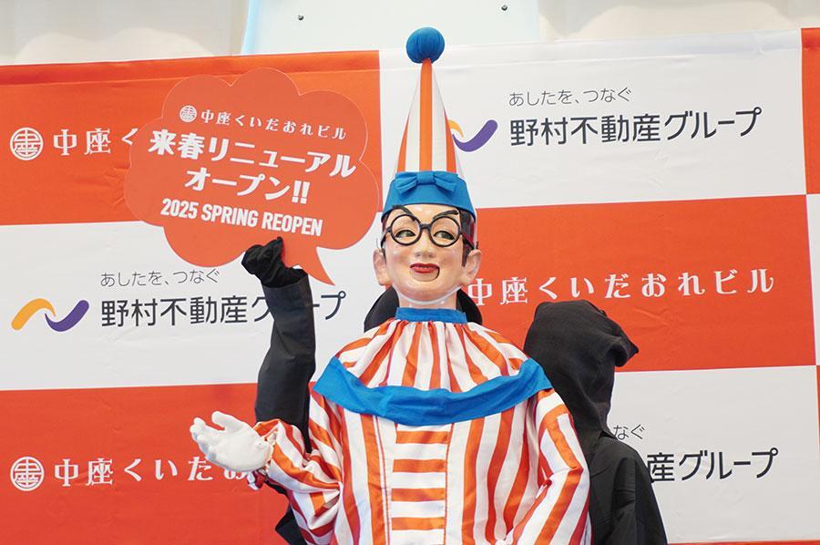 　会見にかけつけたくいだおれ太郎（９日・大阪市内）