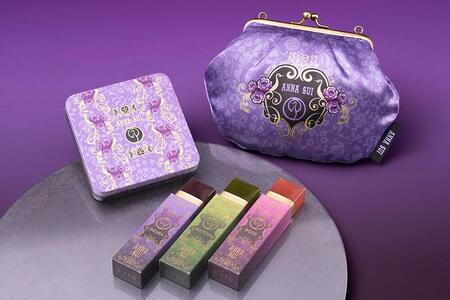 　ＡＮＮＡ ＳＵＩ×鶴屋吉信コラボ第２弾「オンラインショップ限定ポーチ付きセット」（４８６０円）