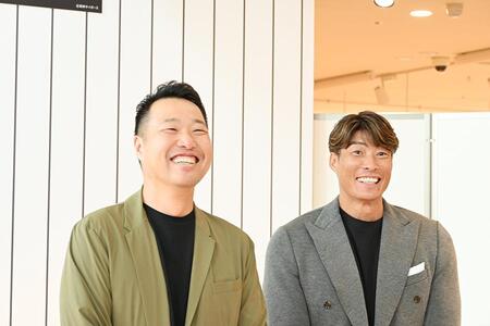 乾杯イベントで笑顔を見せる「阪神タイガース」ＯＢの関本健太郎氏と糸井嘉男氏（10月9日・大阪市内）