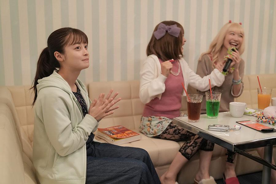　『おむすび』第１１回より、「ハギャレン」の４人とカラオケへやってきた結（橋本環奈）（Ｃ）ＮＨＫ