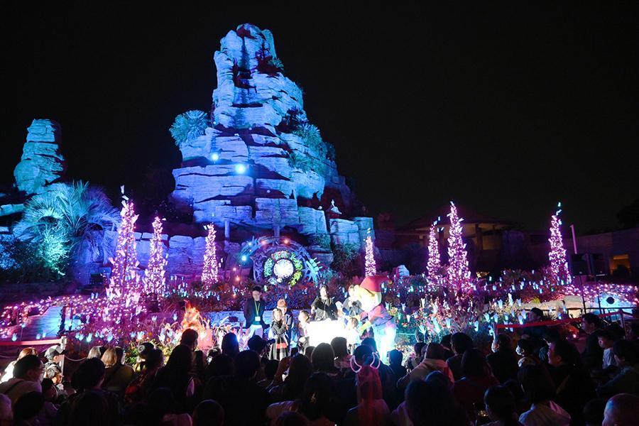 　夜の遊園地に人だかり…という珍しい光景