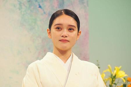 　ＮＨＫ連続テレビ小説『ばけばけ』ヒロインとして登場し、思わず涙を流す高石あかり（１０月２９日・ＮＨＫ大阪放送局）