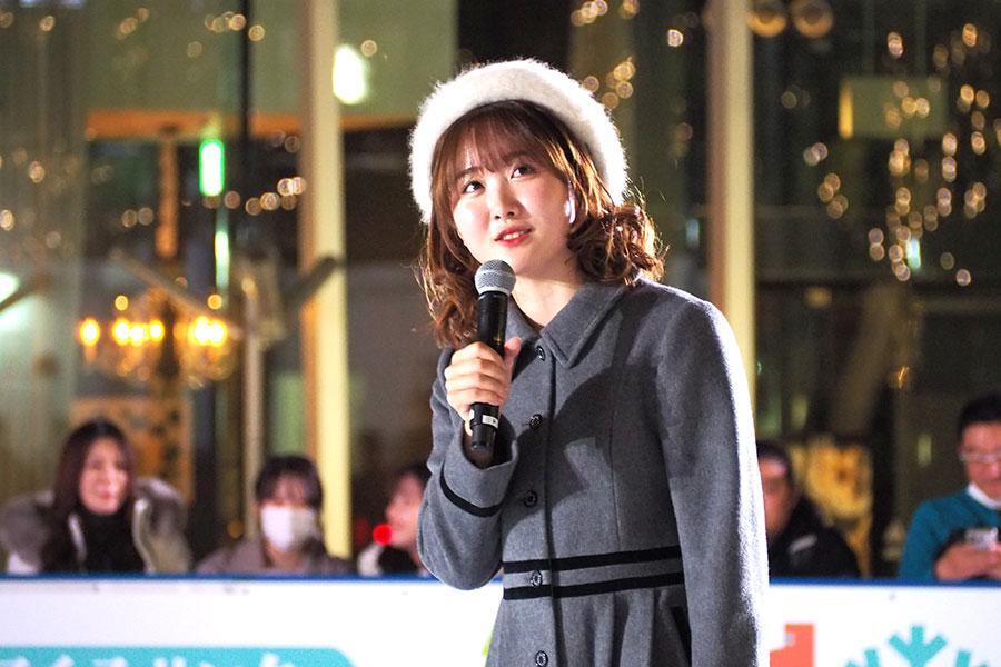 　『ウメダ☆アイスリンク つるんつるん』に登場した本田望結（２０２４年１１月２１日・大阪市内）