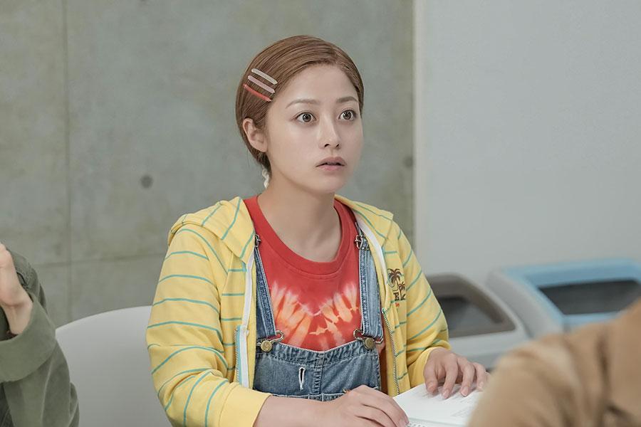 　『おむすび』第４１回より、講師・池上に当てられ、驚く結（橋本環奈）（Ｃ）ＮＨＫ