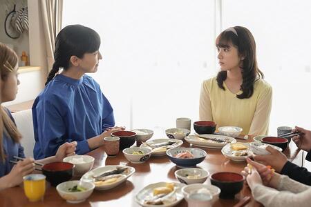 　『おむすび』第４４回より。米田家で朝食をともにする佳純（写真右、平祐奈）に微笑む結の母・愛子（左、麻生久美子）（Ｃ）ＮＨＫ