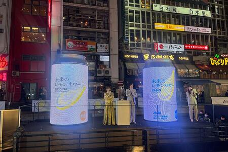 　高さ３ｍの巨大缶が道頓堀に現れた