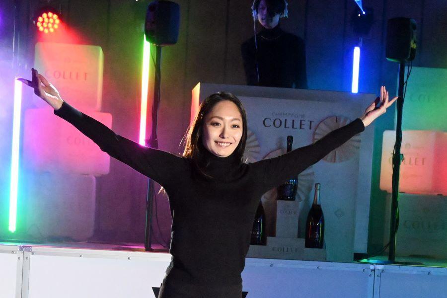 　Ｗ大阪のスケートリンクで久しぶりに滑りを披露する安藤美姫（１２月１３日・大阪市内）